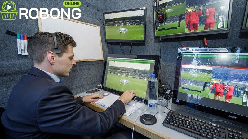 Trọng tài kiểm tra bắt việt vị bán tự động nâng cấp hiện đại trong trận đấu. Trọng tài kiểm tra bắt việt vị bán tự động nâng cấp hiện đại trong trận đấu.